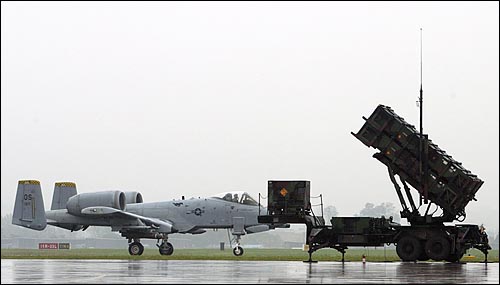 PAC-2 미사일 발사대와 이륙을 준비하는 A-10기. 미국은 지금도 우주의 군사화와 밀접한 관련이 있는 미사일방어체제(MD) 구축에 힘을 쏟고 있다. 